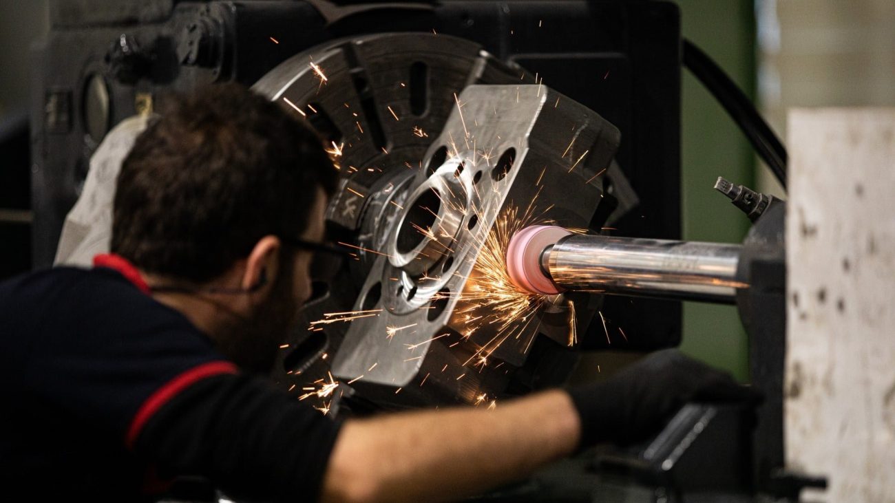 Enya İş Makinaları’nin hidrolik kırıcı yedek parça üretim atölyesi ve ürünleri.